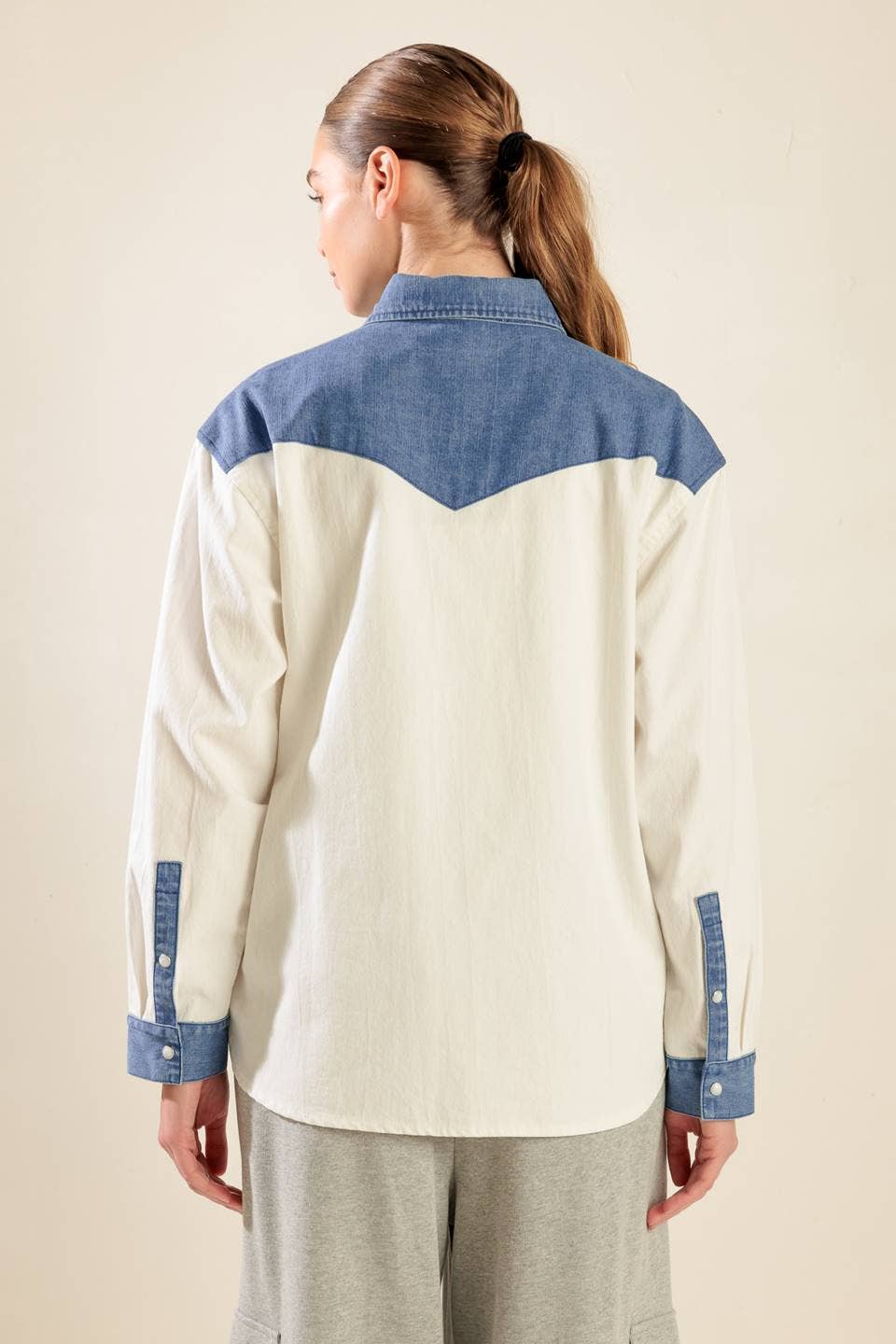 BRANCO DENIM AZUL Uma camisa de tecido maciço e jeans - FT1318 para venda a revendedores na Faire1