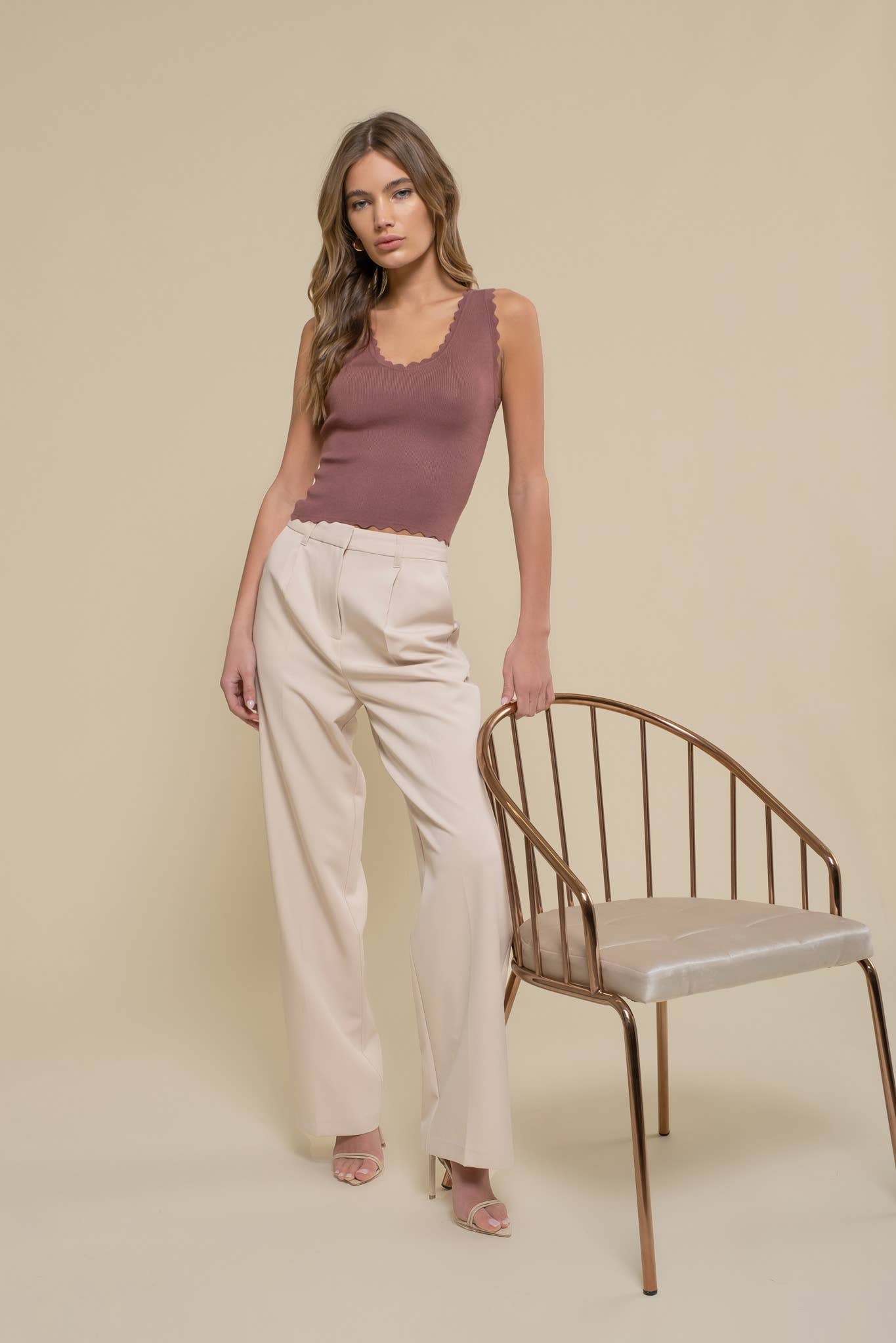 The Workshop Studio – wholesale Stickad topp - Dam – ÄRMLÖS TRÖJA MED KAMMUSSLINGSKANT STICKAD CROP TOP68