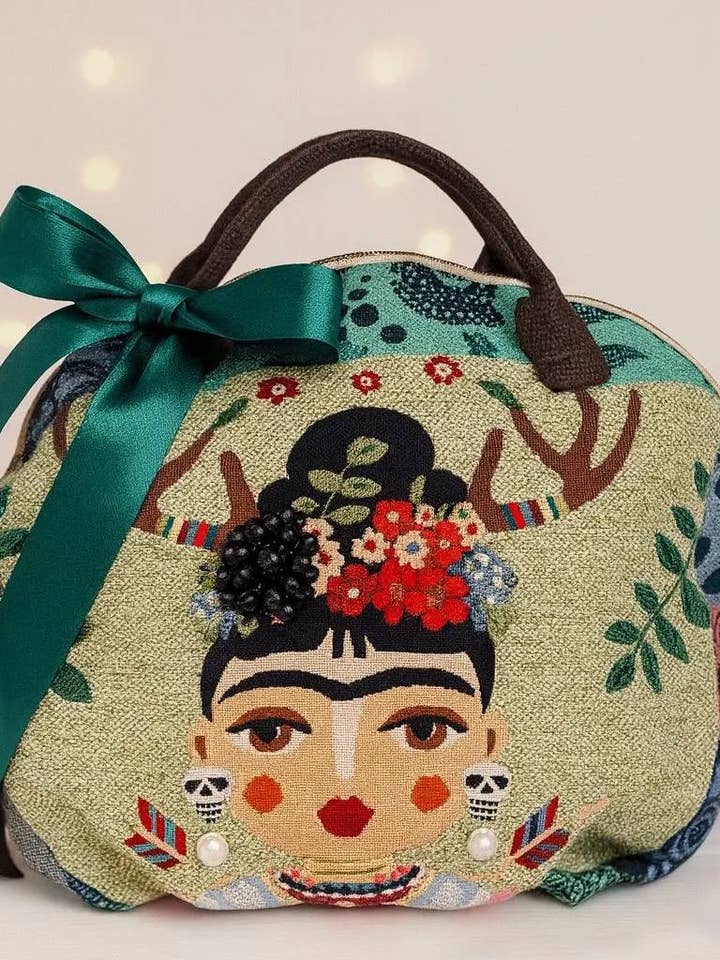 BORSA ZAINO MATRIOSKA RICAMATA A MANO CON DETTAGLI GIOIELLO per la vendita all'ingrosso da parte di apiedinudinelparco