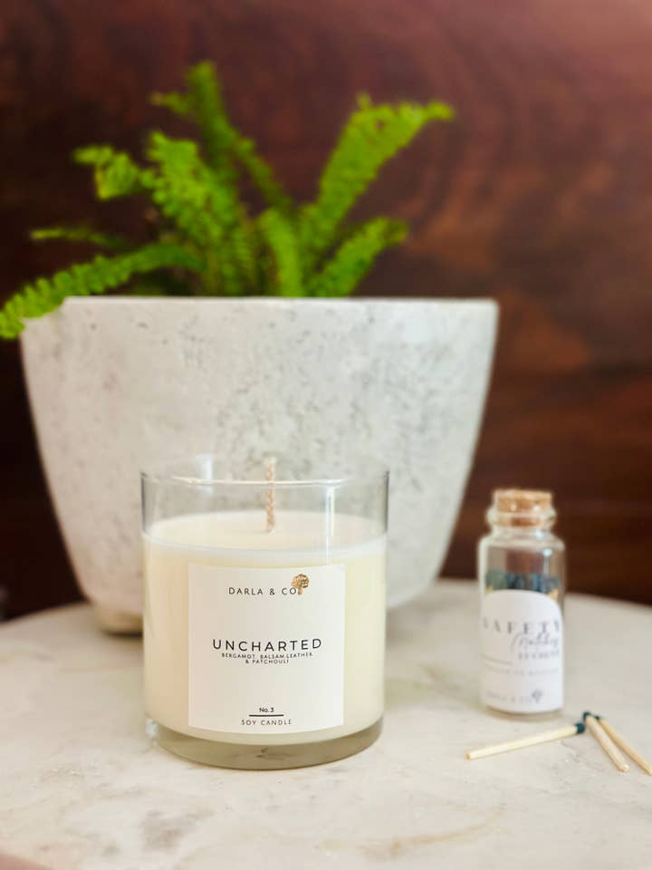 Uncharted Bergamotte-Duft Sojawachs-Glaskerze für den Großhandel von Darla & Co.