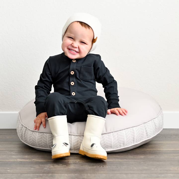 L&T-Romper met lange mouwen en houten knopen - Jet Black voor wholesale door Lola & Taylor