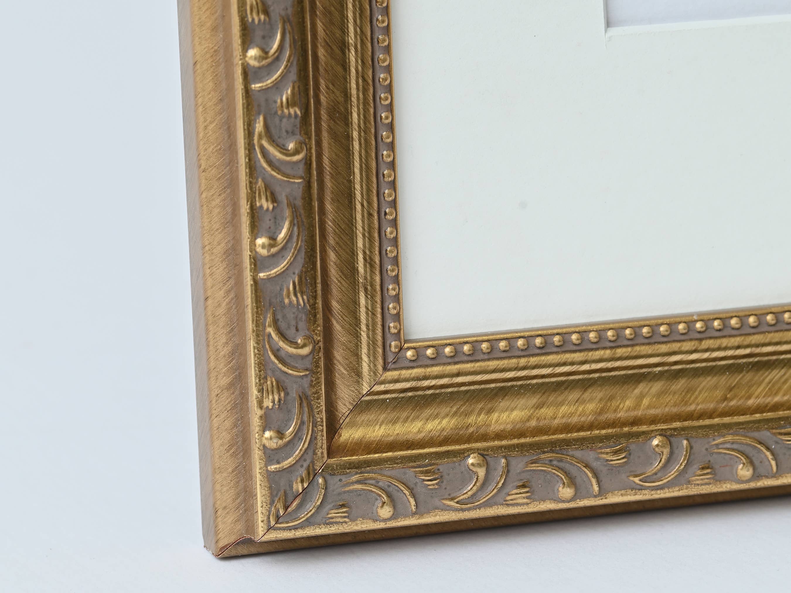 Riveros Frames - Vente Cadres photos - Cadre photo doré avec design vintage et finition brossée3