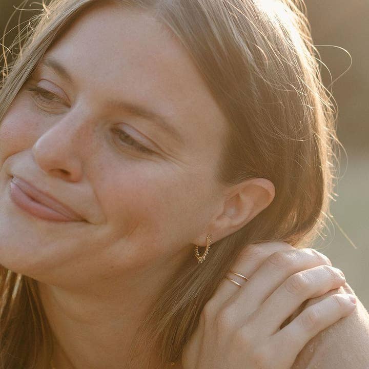 Adorn512 - Vendita all'ingrosso Orecchini a cerchietto - Sunburst Huggies3