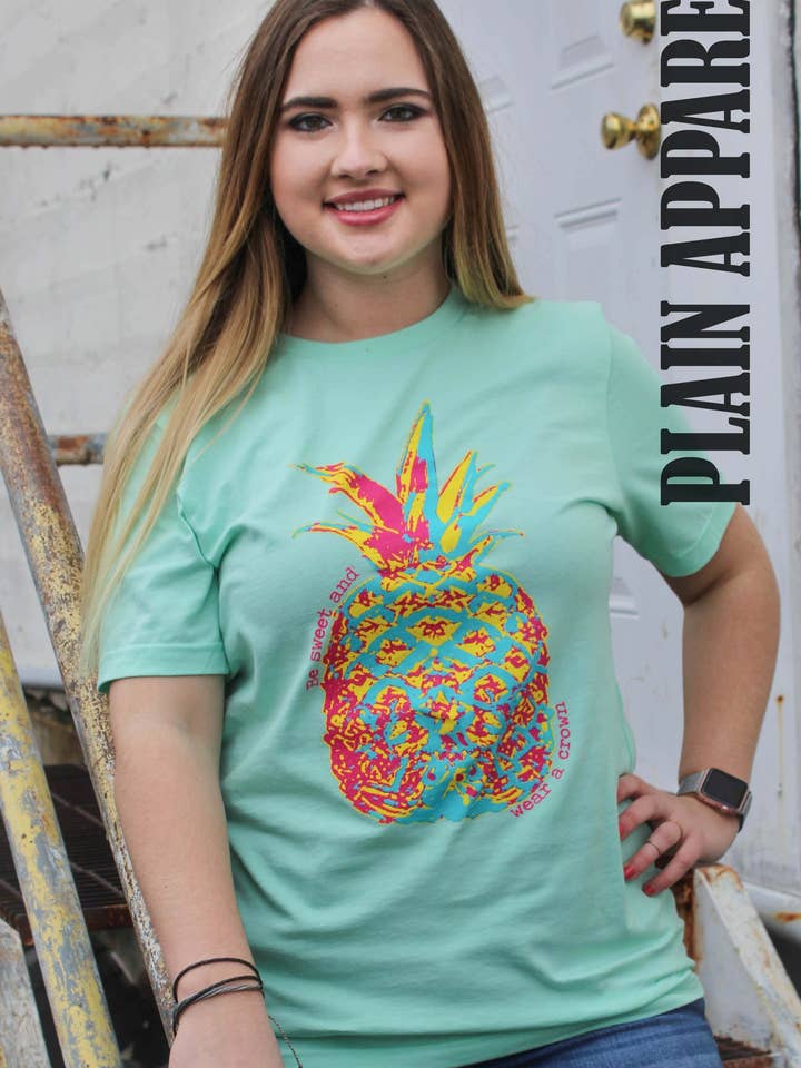 MINT Ananas Rundhalsausschnitt „Sei süß & Wear A Crown“ für den Großhandel von Plain Apparel Tees