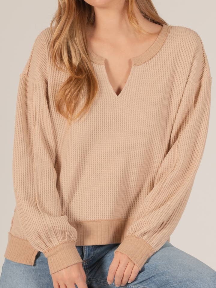 Haut à manches longues en tricot gaufré avec bordure côtelée contrastante pour la vente par Before You Collection