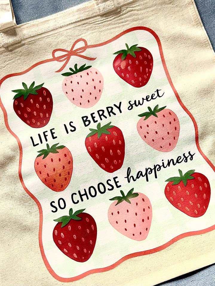 Sac fourre-tout en toile de coton naturel La vie est douce Fraises pour la vente par Just Chill Merch