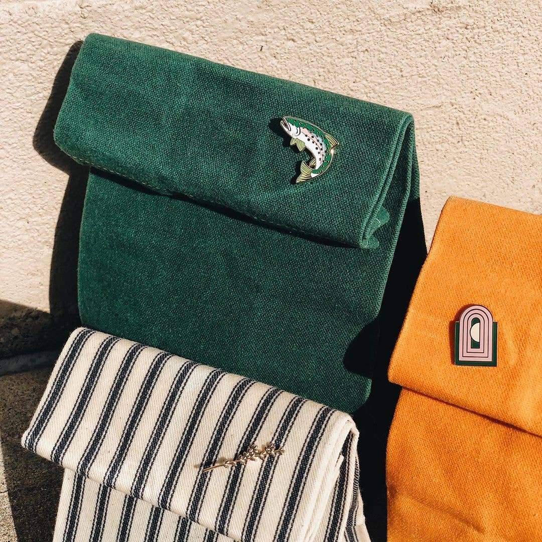 Wildship Studio – Alfinete/botão de lapela por atacado – Pin de Esmalte Truta Arco-Íris8