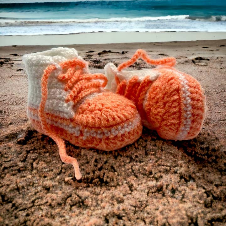 Små babysko. Håndstrikkede første sneakers til nyfødt dreng eller pige. Hæklede håndlavede støvler. for engroshandel hos Nepsera