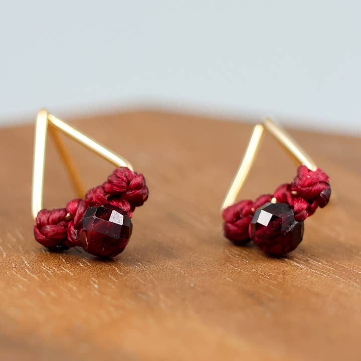 Orecchini a Lobo con Granato | Orecchini a Lobo Triangolari in Oro Riempito | Fatto a Mano per la vendita all'ingrosso da parte di The Stitch Alliance