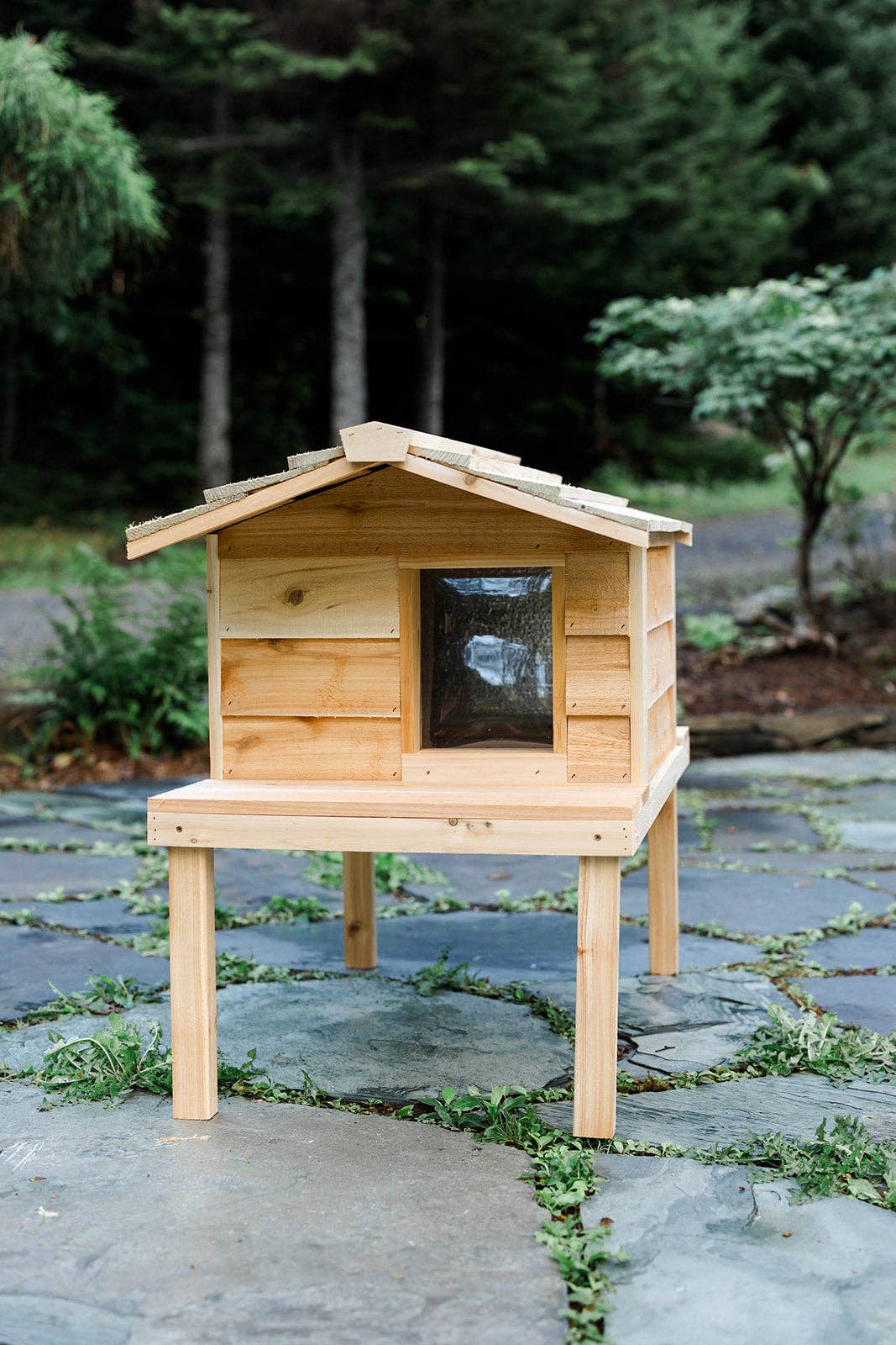 UnderCover Pet Houses - Vente Panier – chat et chien - Grande maison pour chat d'extérieur avec terrasse et toit prolongé2