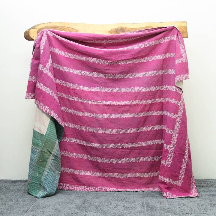 Couverture Kantha Indienne Patchwork Vintage Rose pour la vente par Kantha Decor