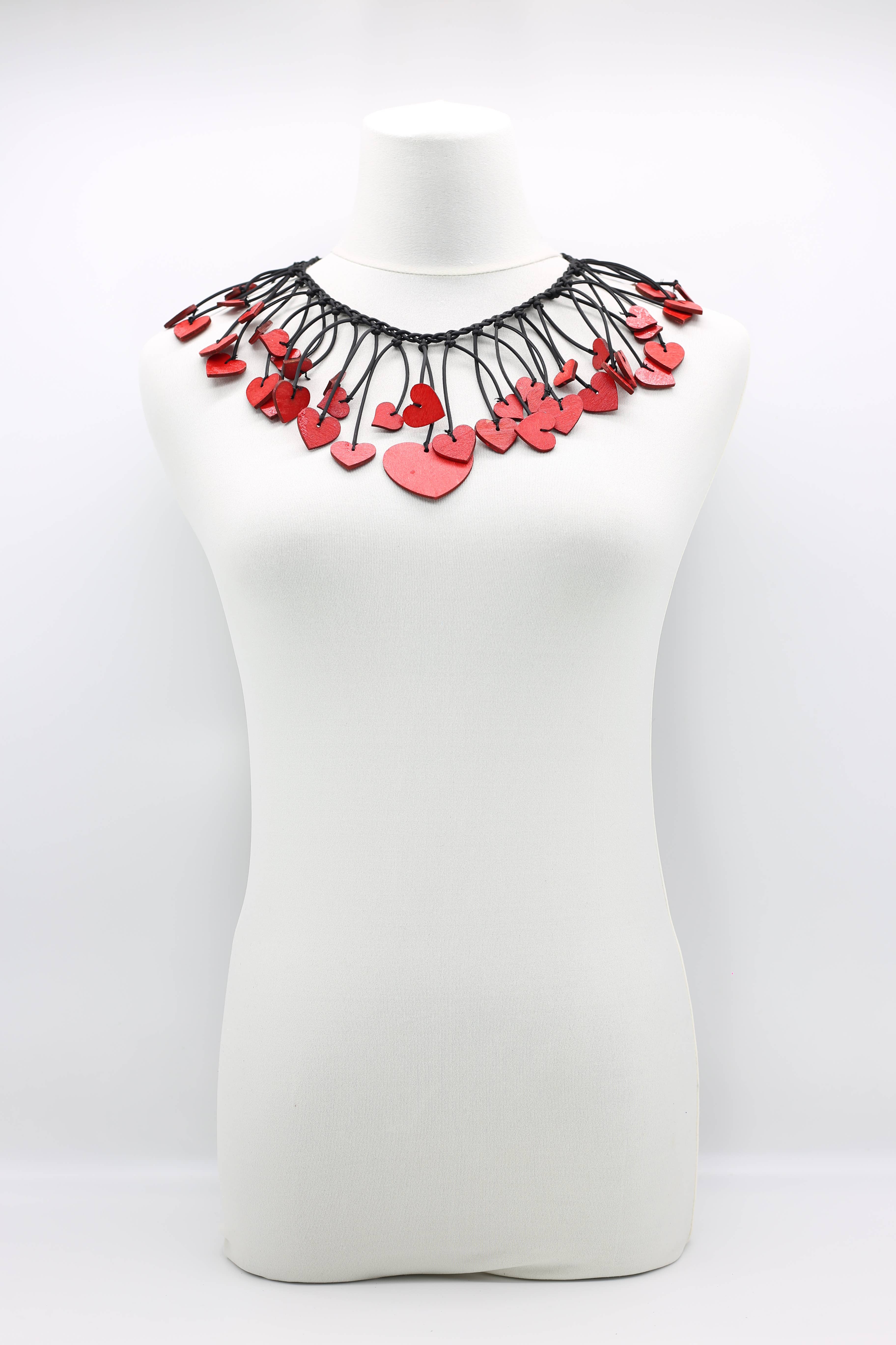 Jianhui London – Großhandel Statement-Halsketten – Handbemalte Holzherzen an Kunstlederhalskette1