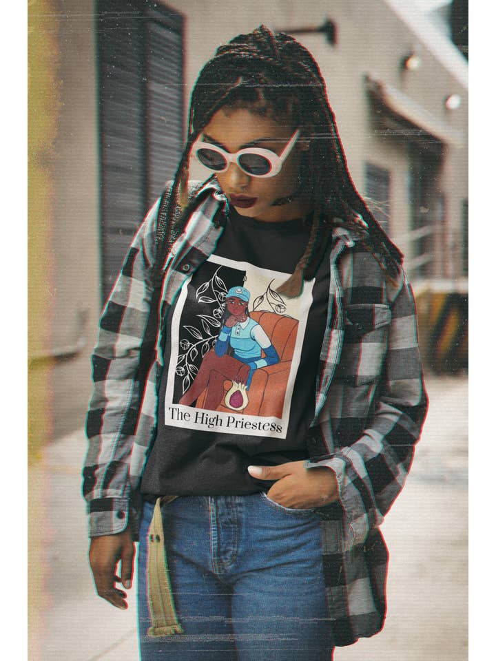 D. Ridley Designs – wholesale T-shirts med screentryck – Dam – Den översteprästinna Tarot Card T-shirt