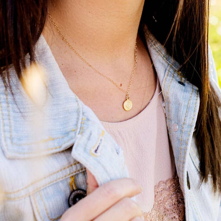 A Worthy Brand - Vente Colliers à pendentif - Collier Féministe - Collier Femme Symbole Disque4