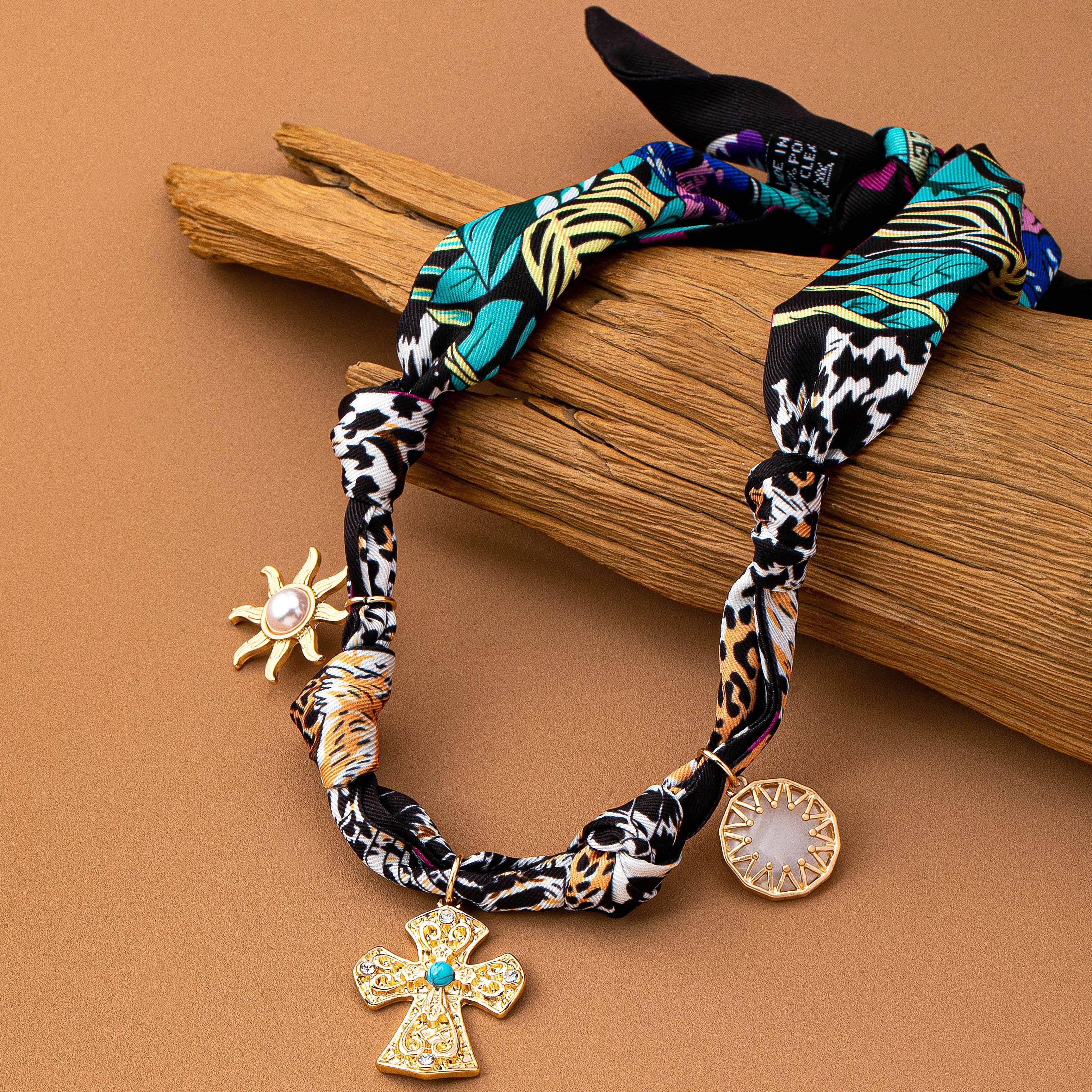ORO BUFANDA COLLAR CON DISEÑO DE ANIMALES HECHO A MANO - CRUZ SOL | 80N92494 de venta al por mayor en Faire0