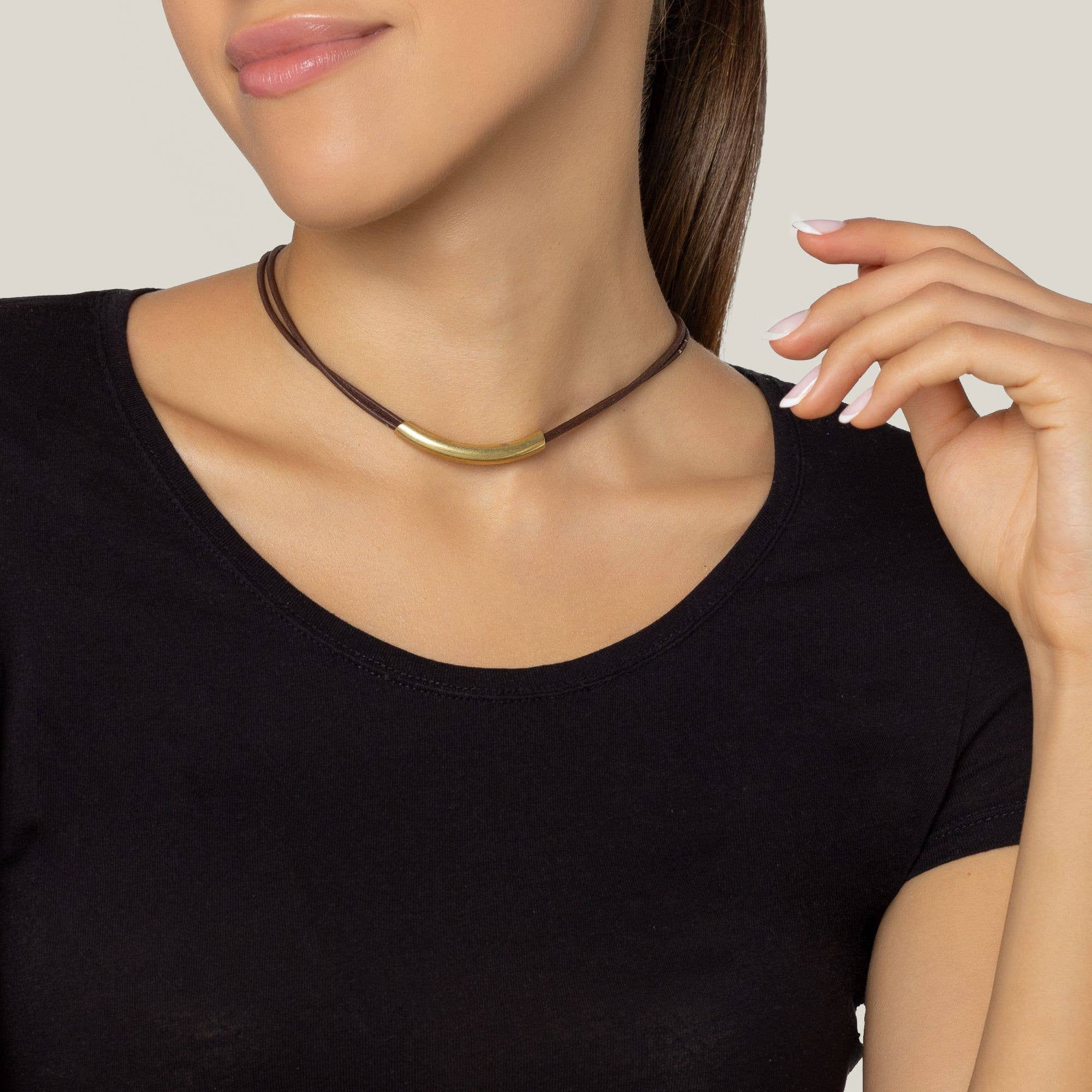 Gloria Mago - Venta al por mayor Gargantilla/collar - Gargantilla cuero  marrón tubo dorado 40cm1