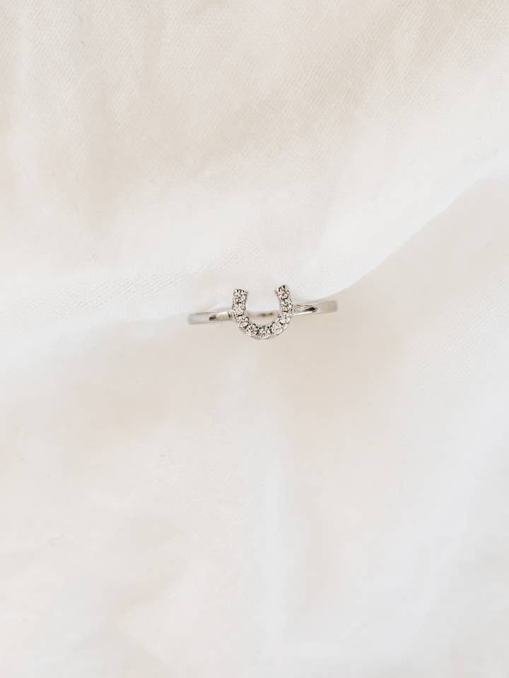 Bagues en forme de fer à cheval en argent sterling et zircone cubique pour la vente par Humble + Spark