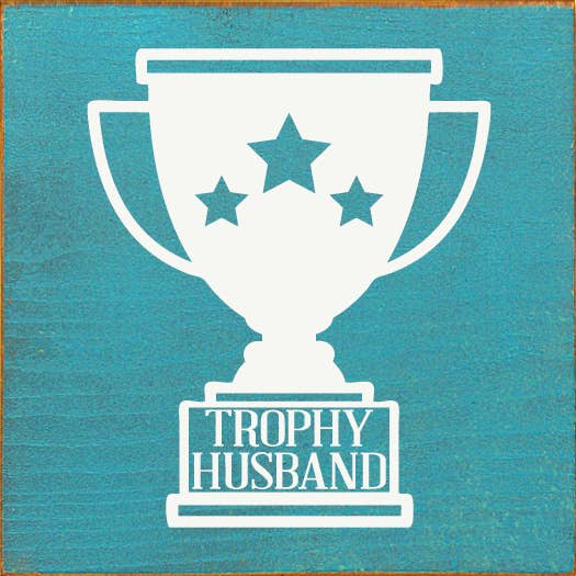 SAWDUST CITY – wholesale Skylt – Trophy Husband Träskylt7