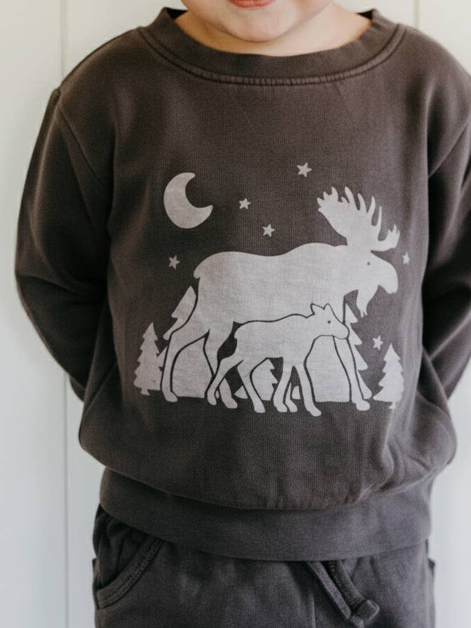 L'ovedbaby – Engroshandel Top- og buksesæt – til børn – Bark Moose | Børns Økologiske Hygge Grafisk Sweatshirt & Joggersæt1