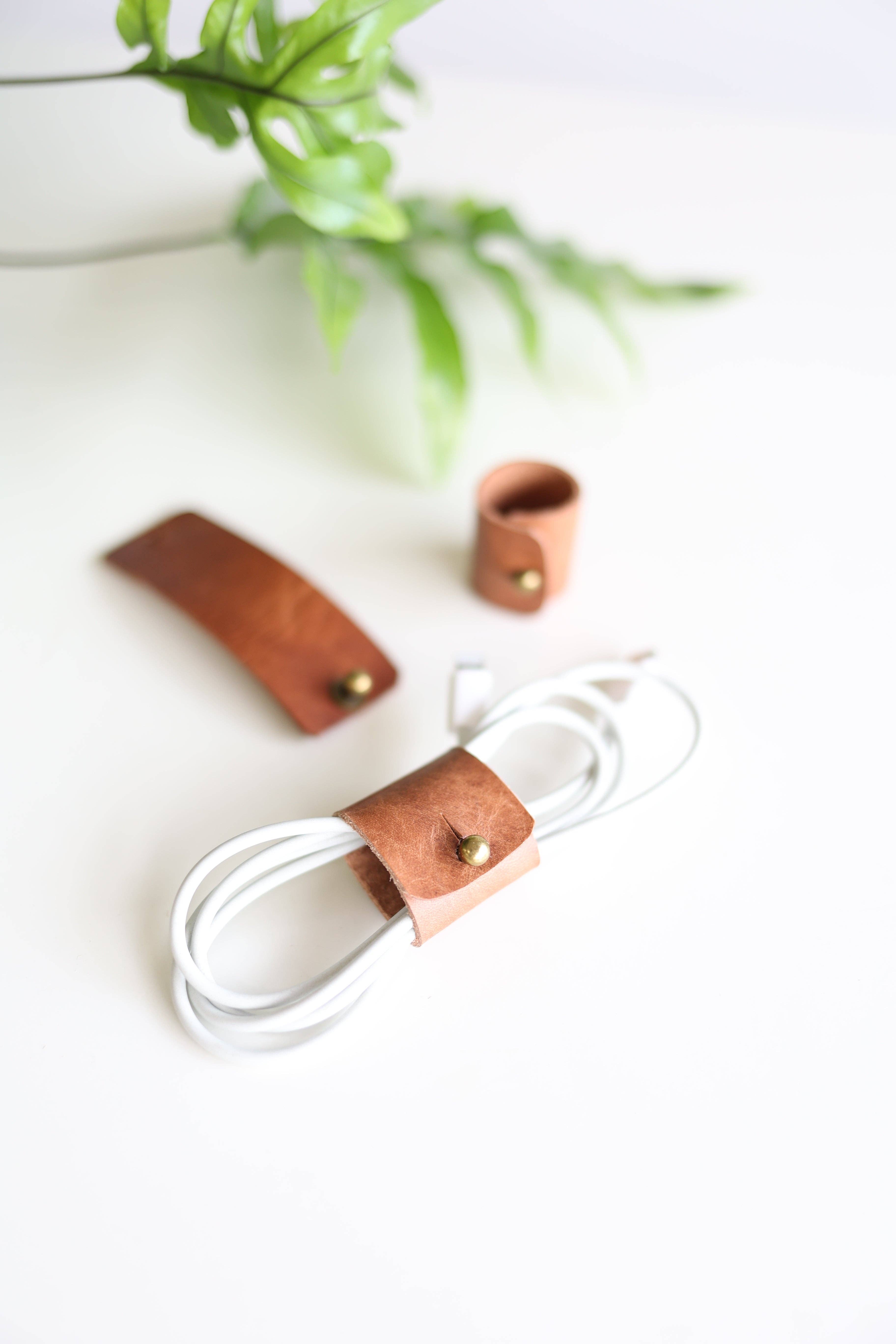 Jubilee Trading Co.  |  Ethical Trade Decor + Accessories – wholesale Sladdhållare – Lädersnörhållare - set om 32