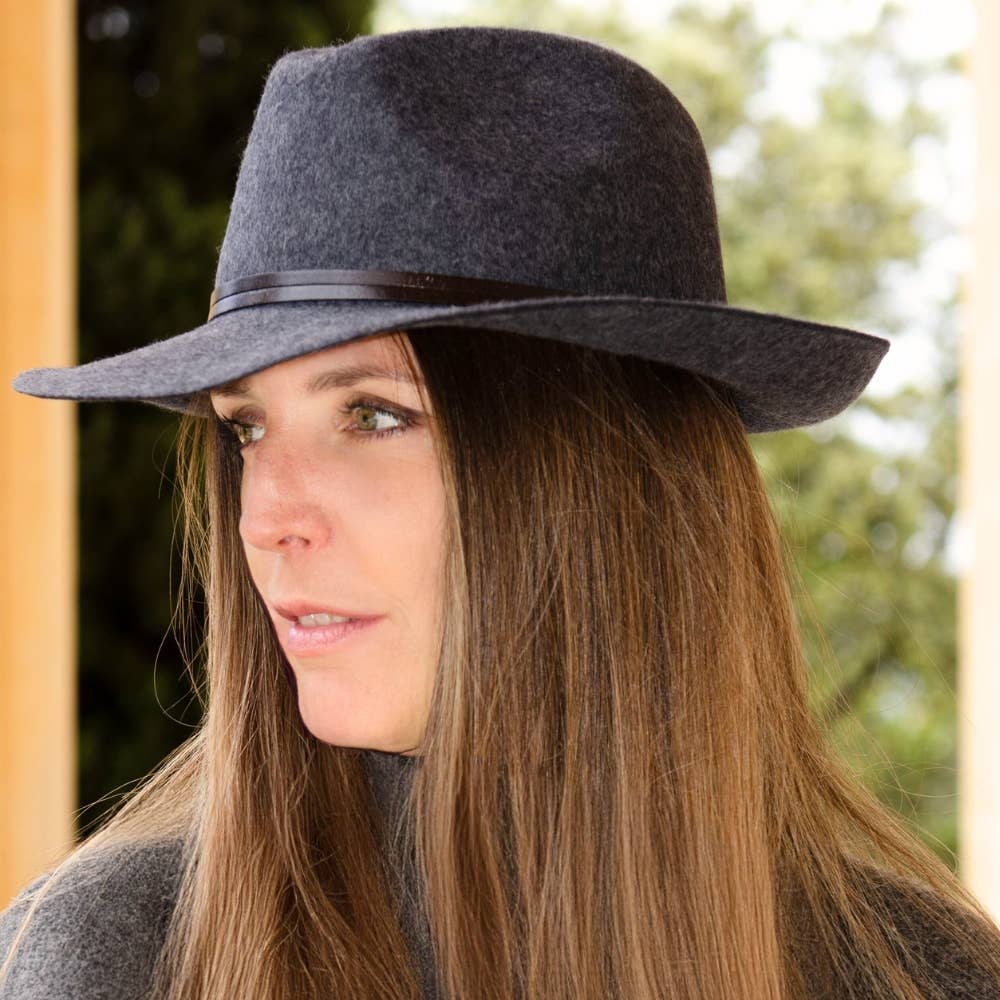 TRAVAUX EN COURS... – Großhandel Fedora-Hut – Damen – Filzhut mit Lederband und rohem Rand44