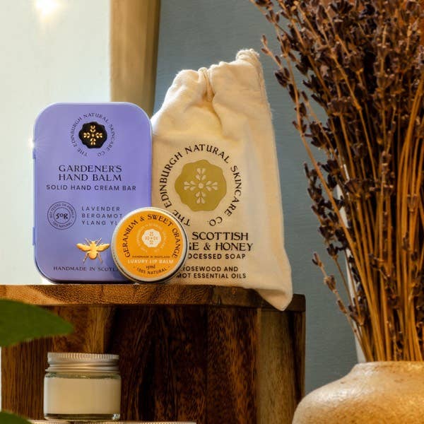 The Edinburgh Natural Skincare Company – wholesale Bad- och kroppsvårdsset – Medium lyxig presentlåda för trädgårdsmästare1