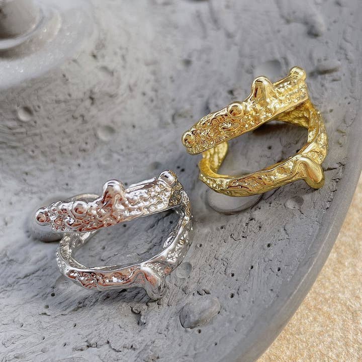 Open ring met geplooide kroon met matte textuur, unieke stijl voor wholesale door Exsito