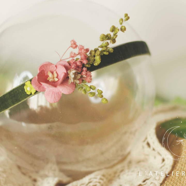 Copricapo in velluto verde e rosa tenue per la vendita all'ingrosso da parte di L´atelier Fleur