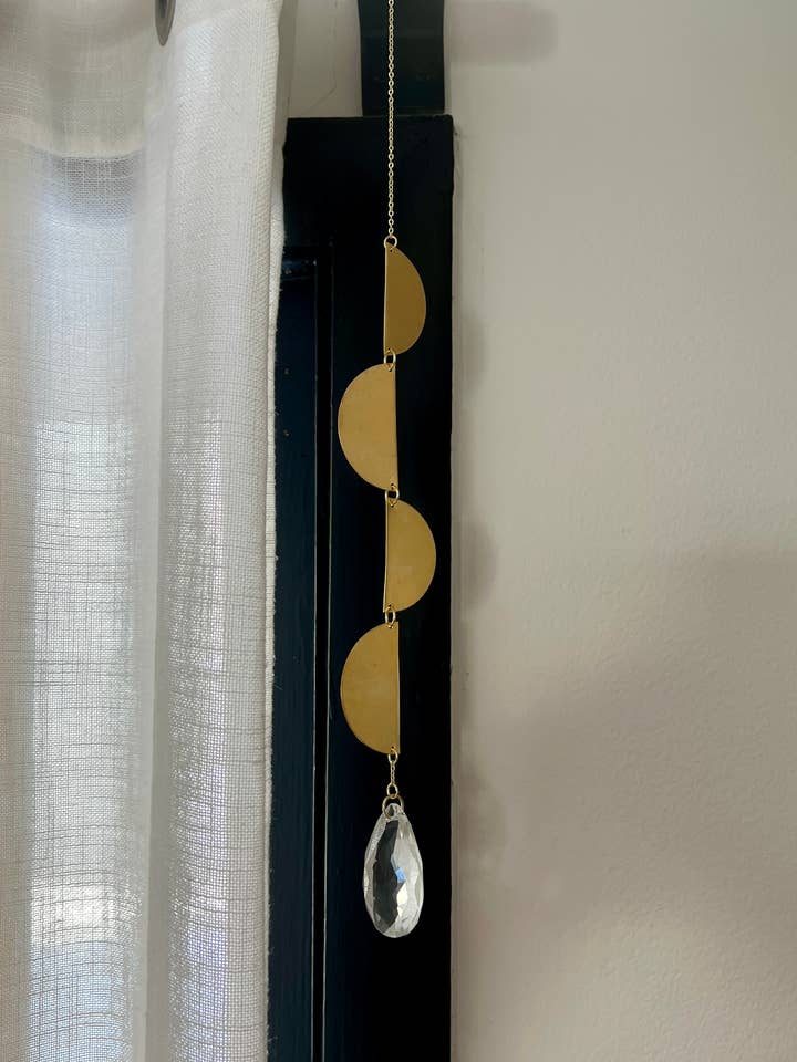 Attrape-soleil abstrait, demi-cercles à suspendre en laiton moderne pour la vente par Ombra & Luce