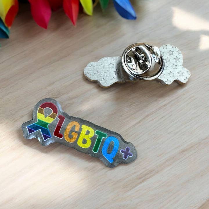 Spilla in smalto ecologico LGBTQ+ per la vendita all'ingrosso da parte di The Enamel Pin Factory