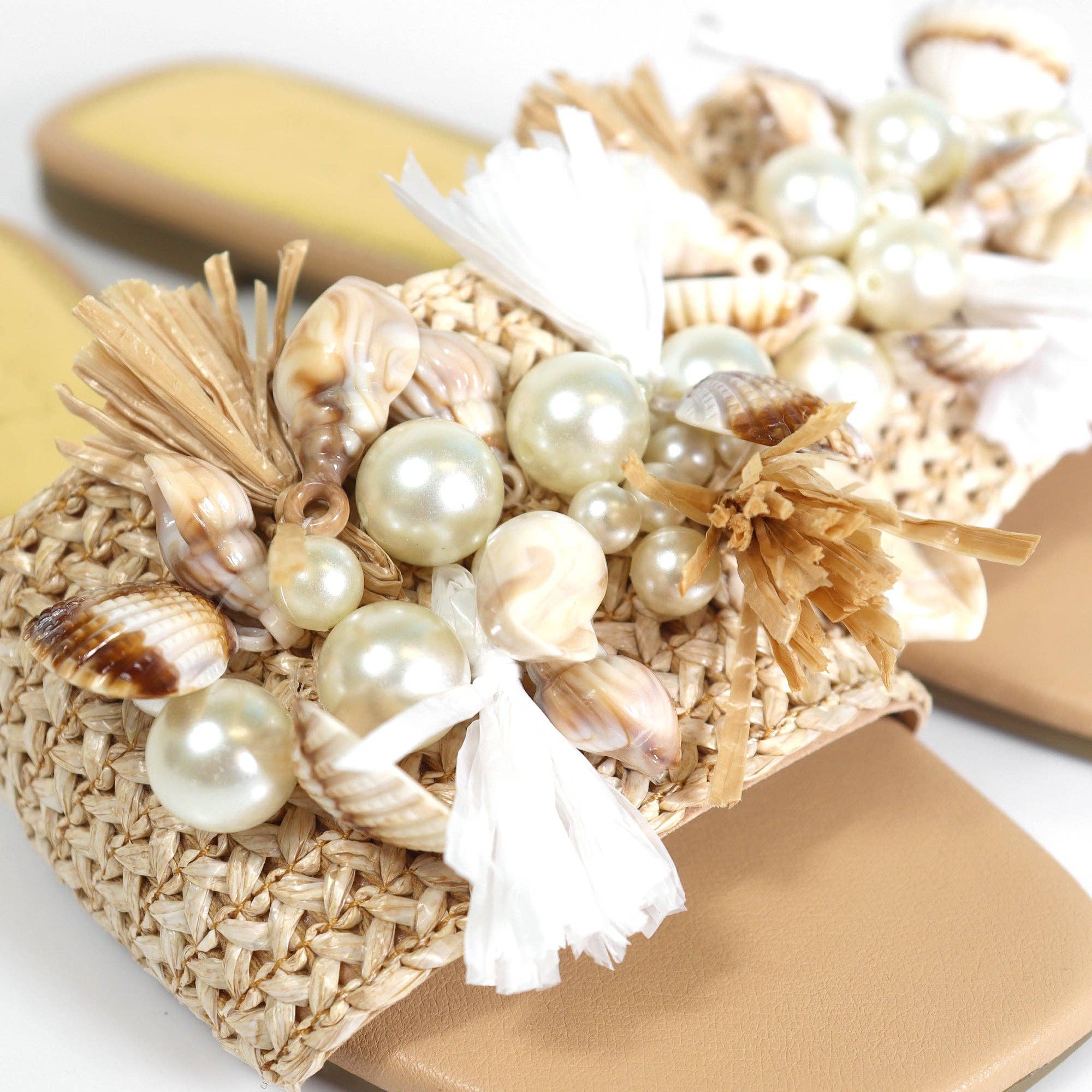 Naturel LEXI-1 SANDALE PLATE EN RAFFIA DE PLAGE AVEC COQUILLAGE ET PERLE NATURELLE en vente sur Faire4