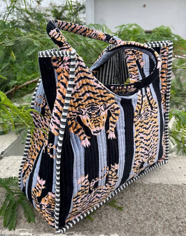 bhavnas boutique – Großhandel Lebensmittel-/Einkaufstasche – Tiger-Print Samt-Baumwolltasche – Wendbare, gesteppte Boho-Einkaufstasche3
