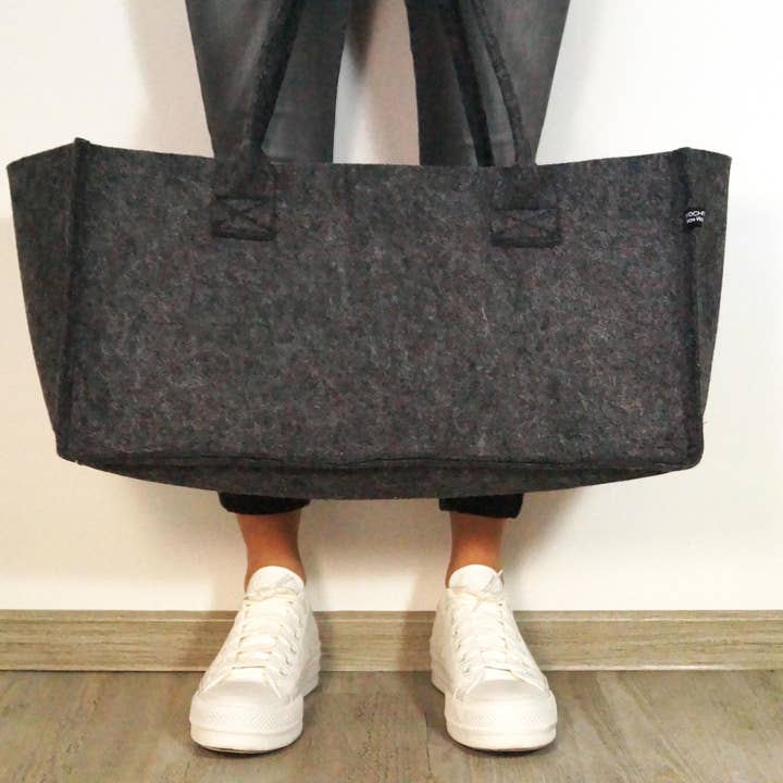 Grey felt bag for wholesale by Tochter von Walter