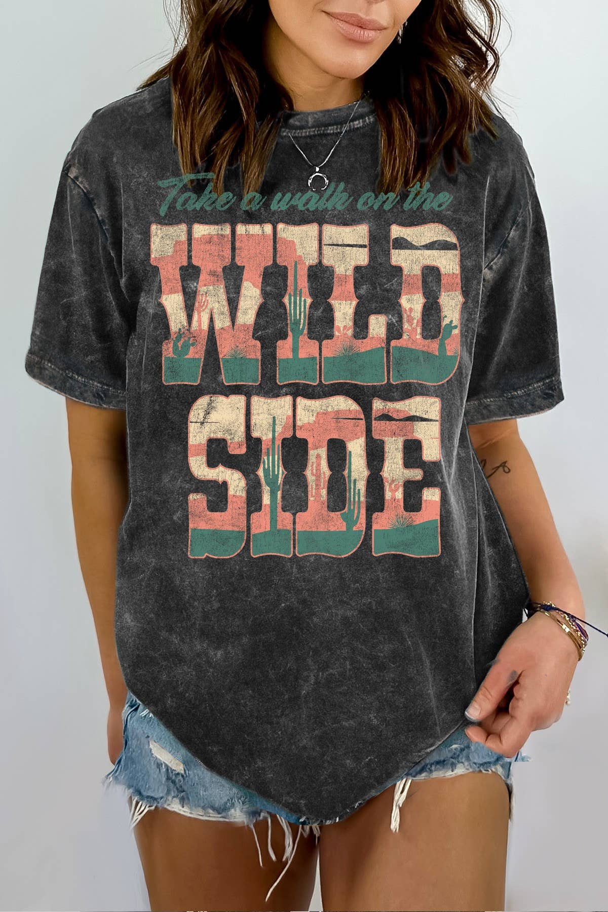 Amused by Blue – Engroshandel T-shirt med print - Dame – WILD SIDE - Vintage Mineralvasket Grafisk Print Top4