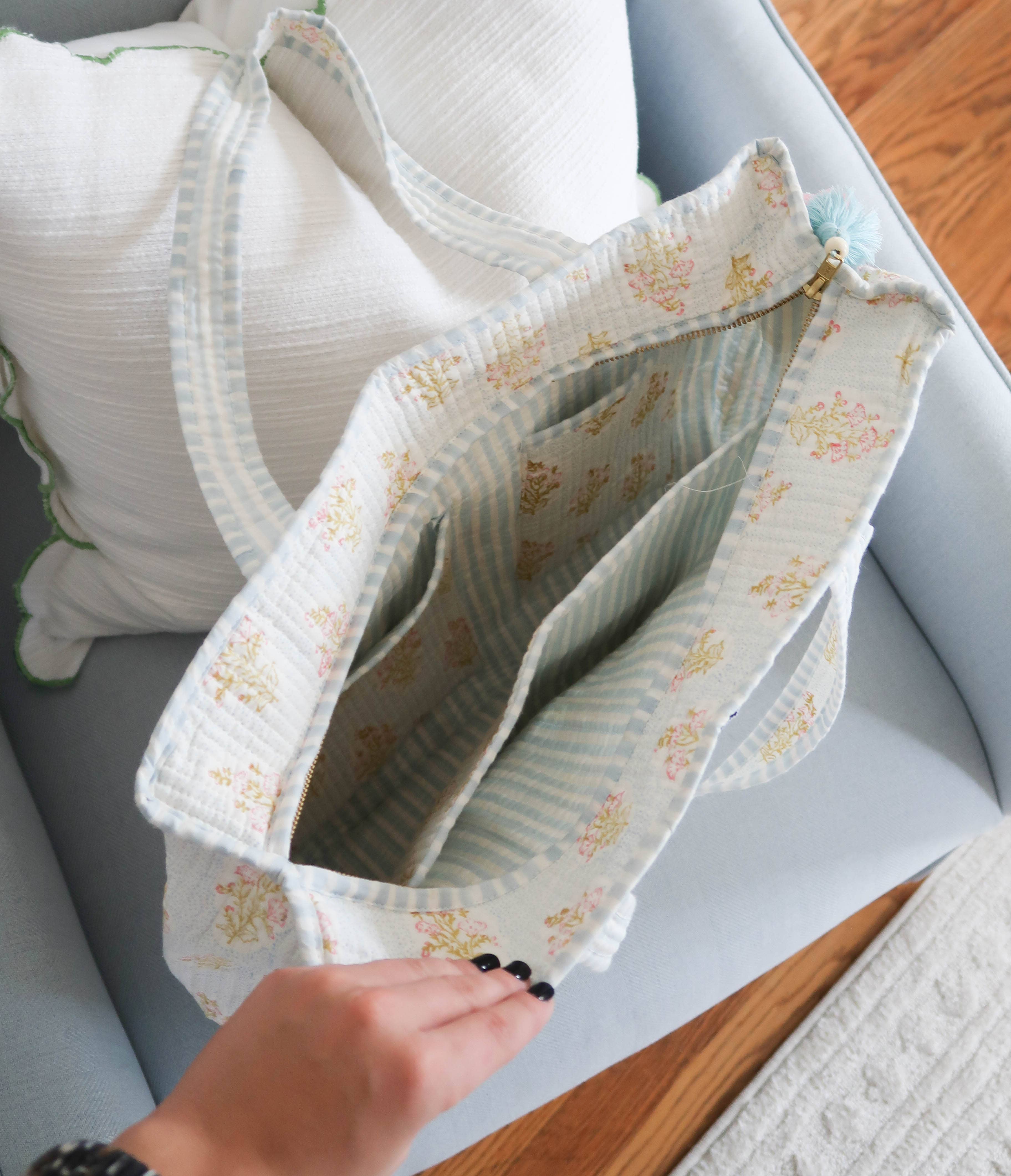 hey friends - Wholesale Tote Bag - Women's - Bloom Quilted Tote Shoulder Bag 1