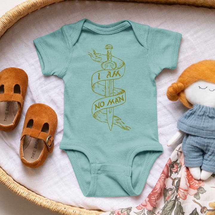 Eowyn "Jag är ingen man" body Nördig babybody Body till babyshower Bebiskläder LOTR-bebiskläder för wholesale av Keen Bee Studio