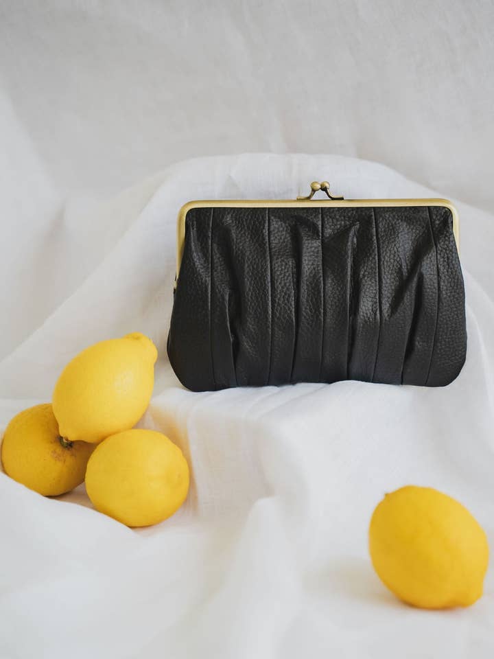Pochette Alice//Noir texturé pour la vente par Hobo and Hatch