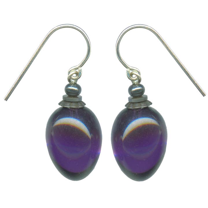 BERRIES 22 - ORECCHINI PENDENTI IN VETRO AMETISTA, FINITURE IN ARGENTO per la vendita all'ingrosso da parte di Owen Glass Collection