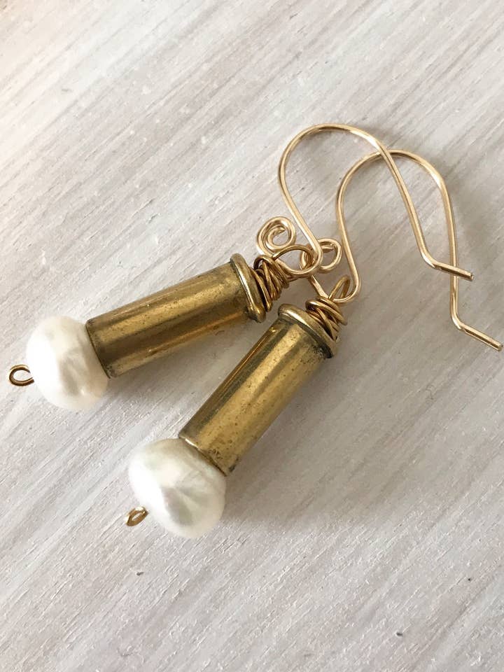 Geschoss-Ohrringe mit Süßwasserperlen für den Großhandel von Rising Dawn Boutique