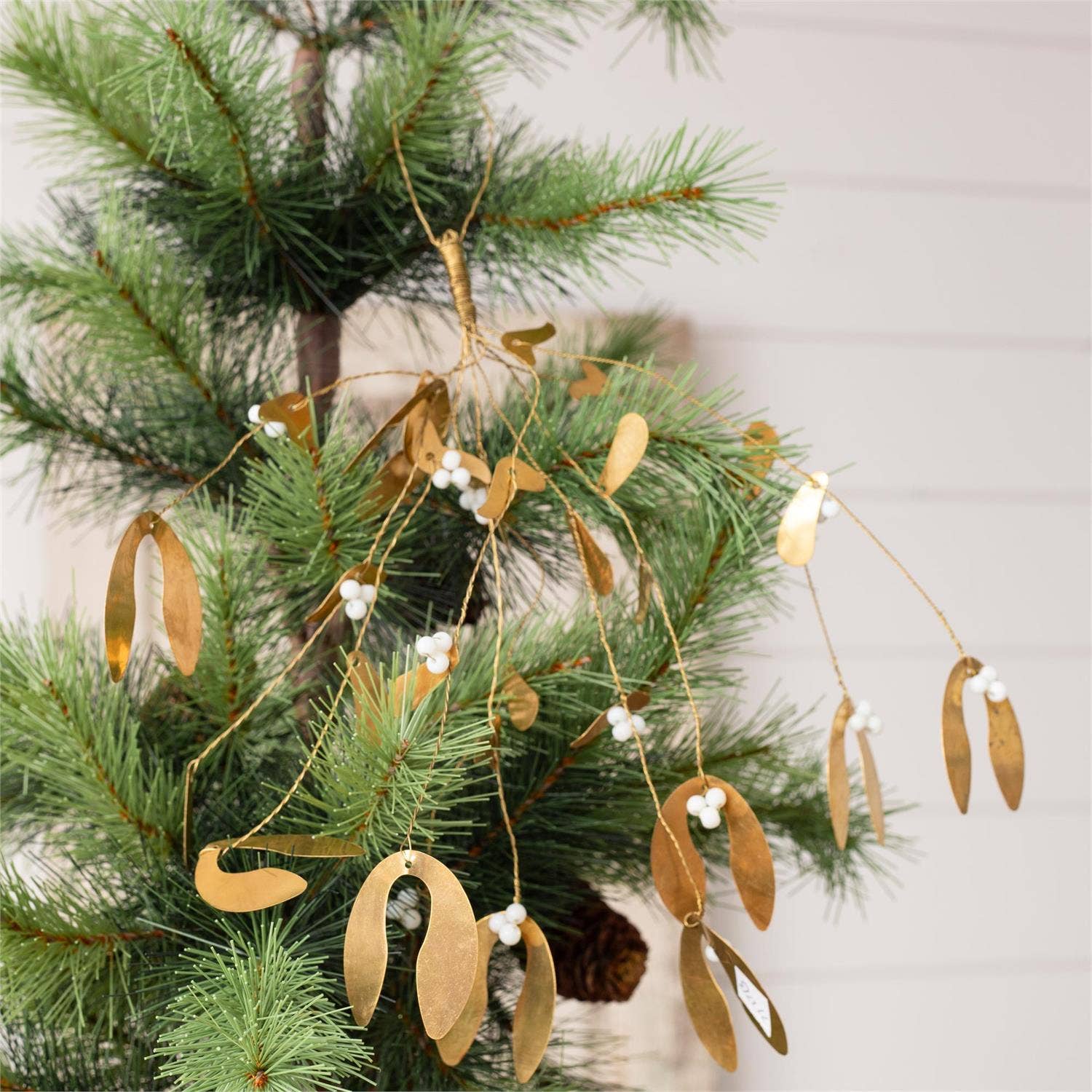 Audrey's Home & Gift – wholesale Christmas decoration – Gold Mistletoe Swag (Pk/06)3