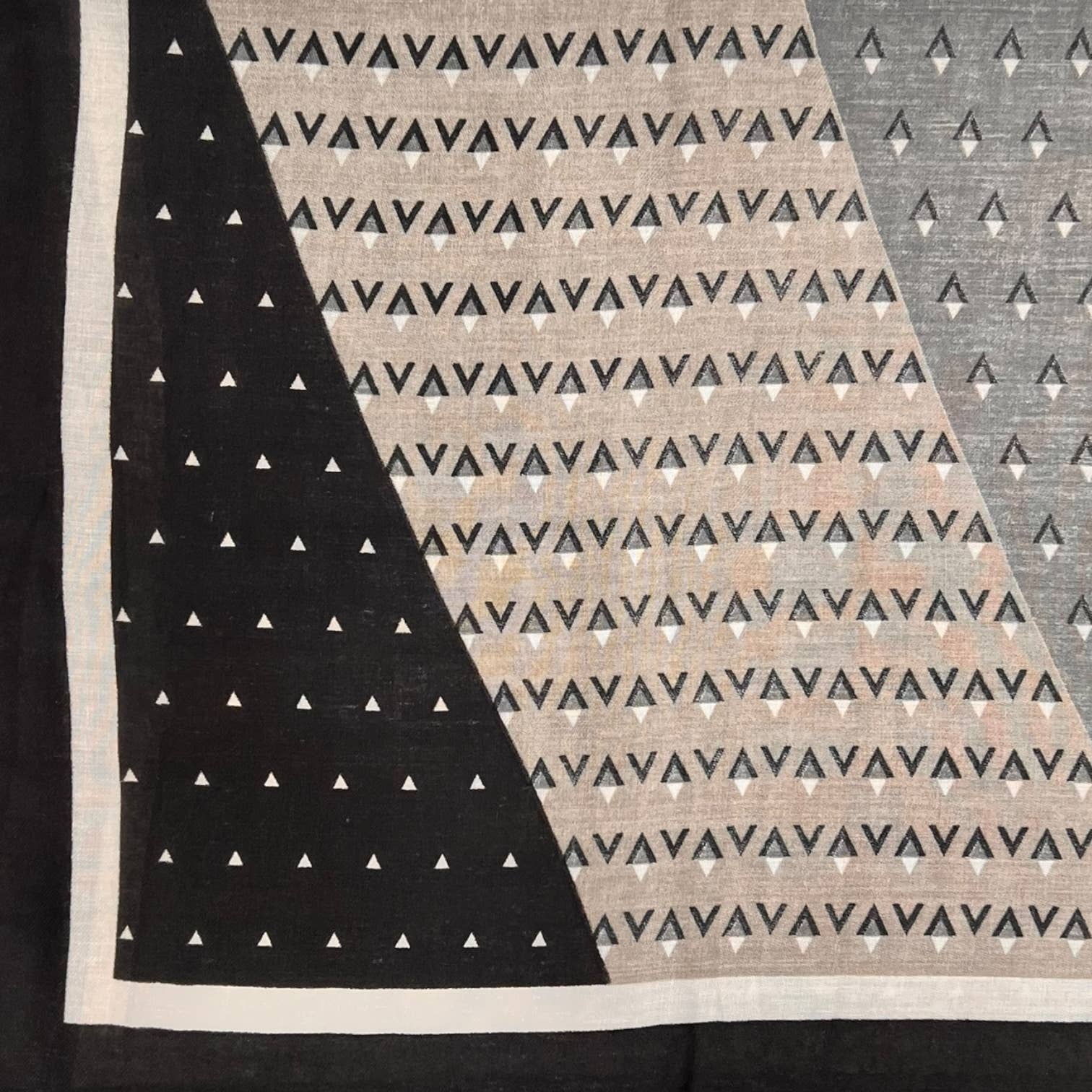 London Scarves - Vendita all'ingrosso Sciarpa - Donna - Sciarpa a motivo a V13