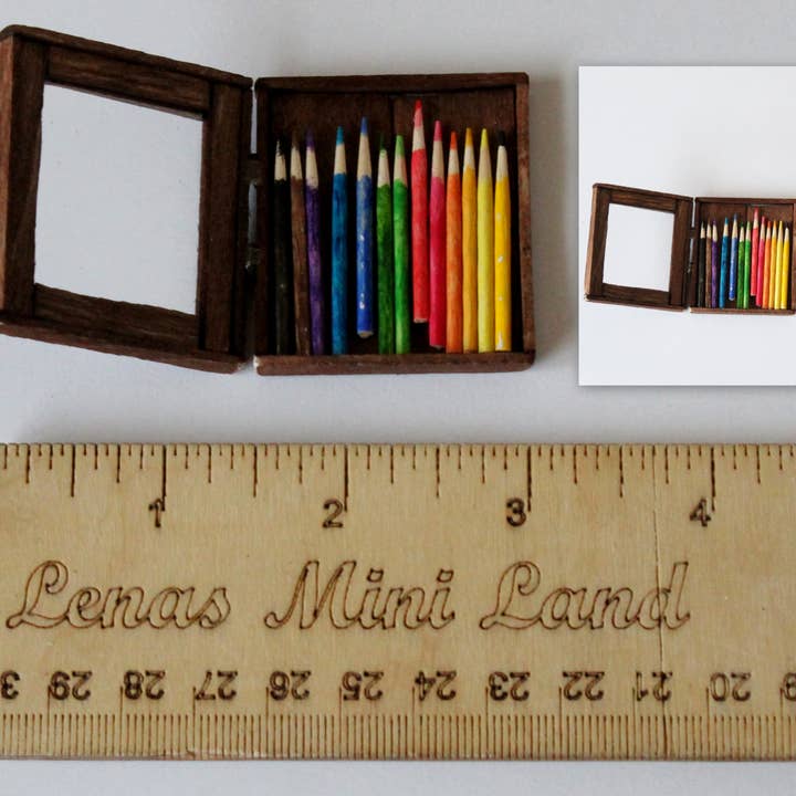 Miniature kasse med blyanter. Træ dukkehus tilbehør dukke for engroshandel hos Lenasminiland