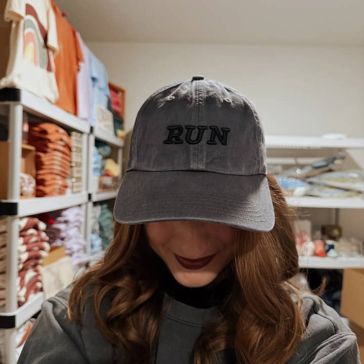 Dunkelgraue, bestickte „Run Keep Going“ -Mütze für Papa für den Großhandel von Maddie Green Designs