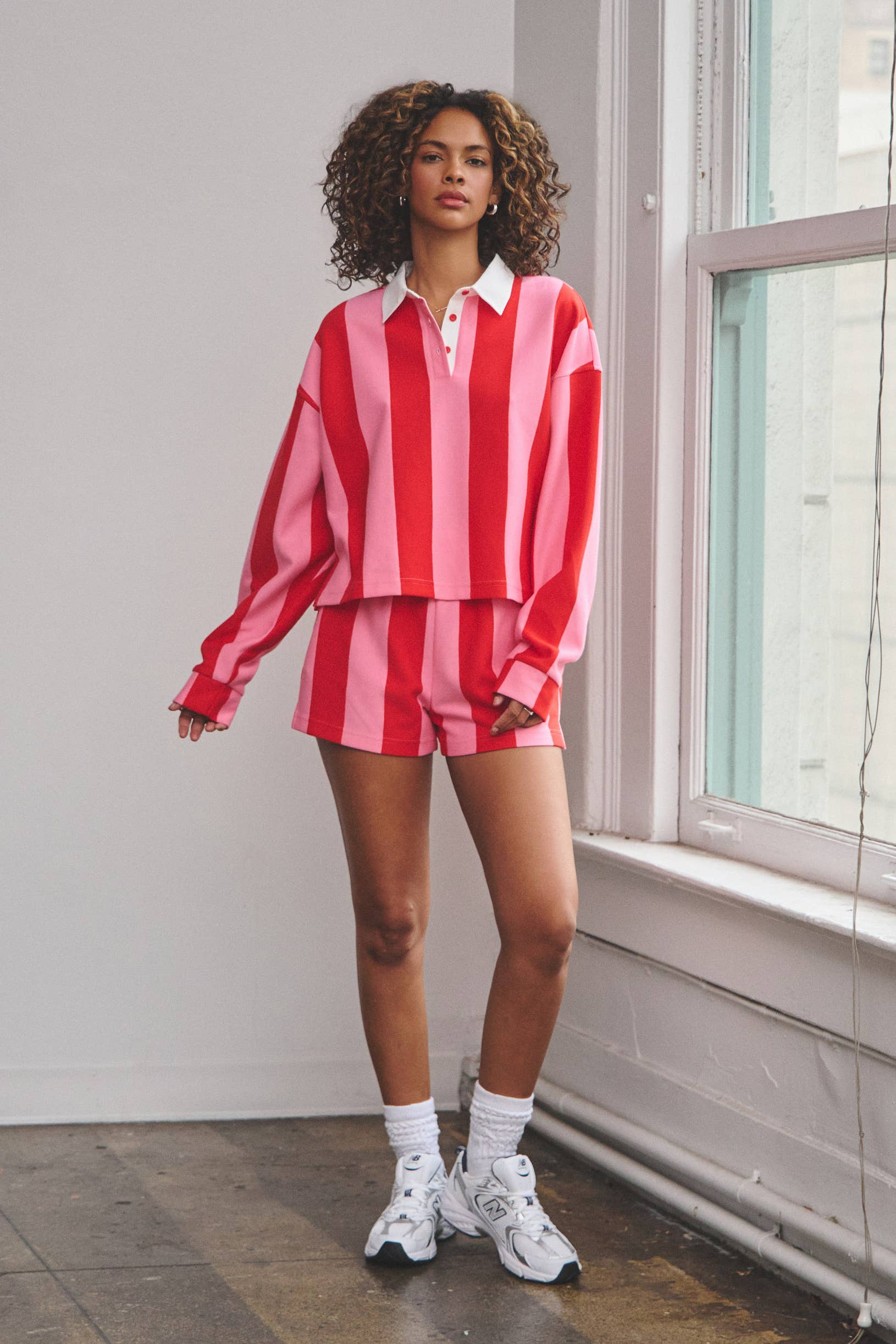 No Vacancy - Vendita all'ingrosso Completo loungewear - Donna - Completo con top corto a righe verticali stile rugby e pantaloncini9