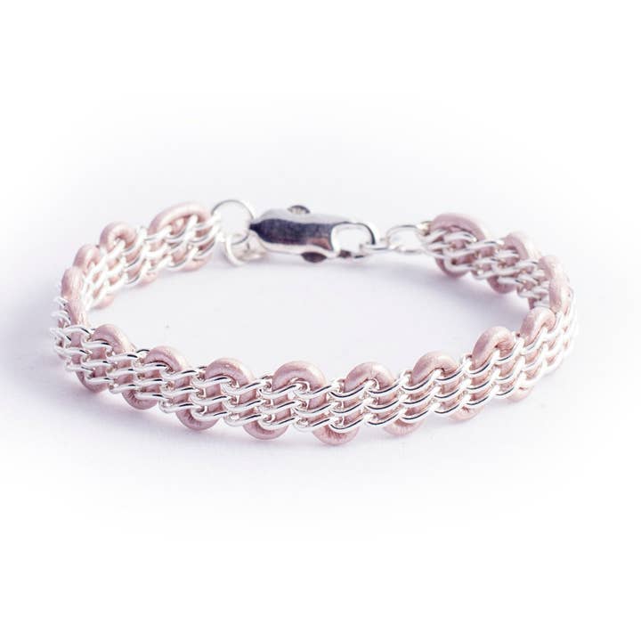 Cornelia Bracelet — Sterling Silver Chain on Metallic Light Pink Leather för wholesale av Solid Design Studios