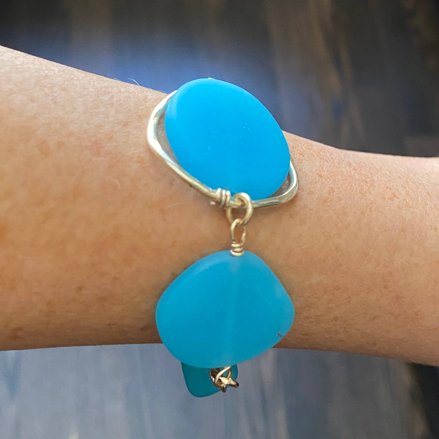 Marble Designs Jewelry - Vendita all'ingrosso Braccialetto con ciondolo/pendente - Bracciale con Cornice Martellata in Oro Vetro Satinato Blu Opaco4