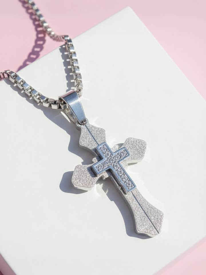 Collier Croix Texturé Argenté à Couches pour la vente par Arya Jewellery Wholesale