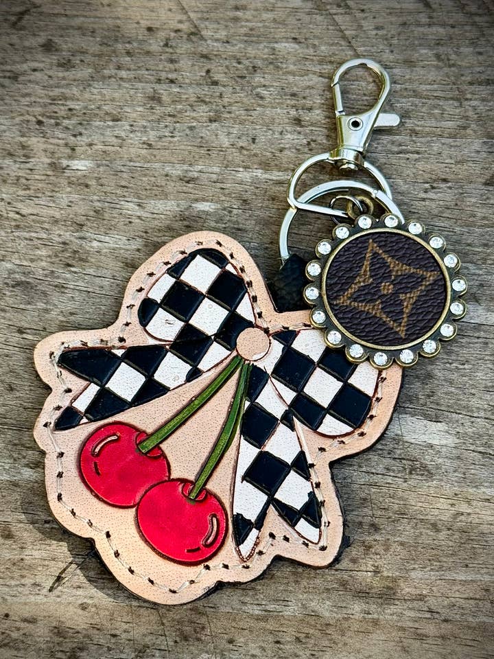 Porte-clés recyclé LV à carreaux cerise charme de sac Western pour la vente par Southern Junkie Gypsy Boutique