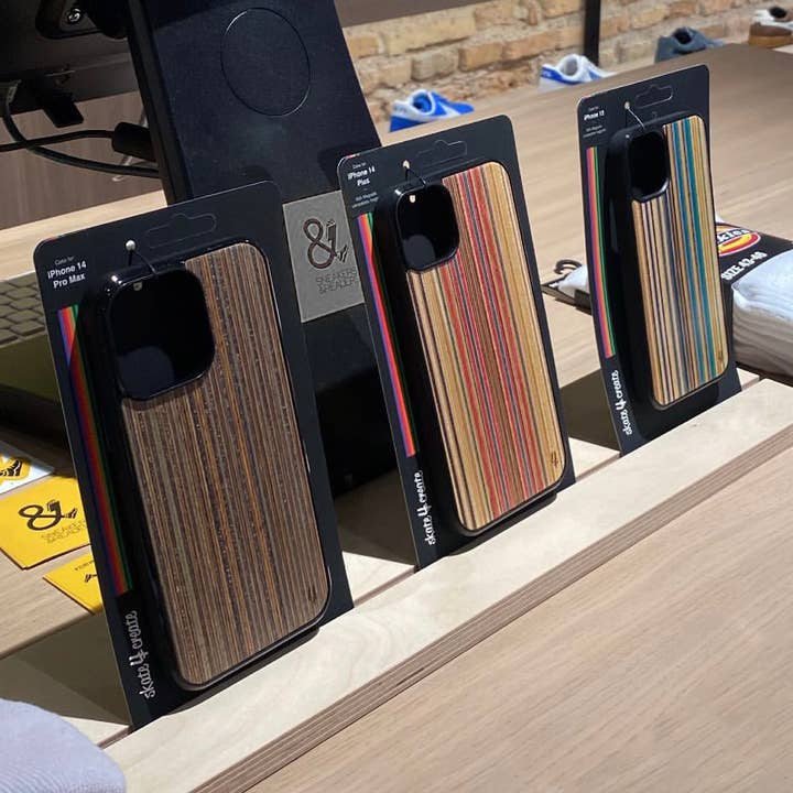 Skate4create - Wholesale Phone Case - Unisex - Wooden iPhone Magsafe case - Recycled Skateboard - Dark Blue