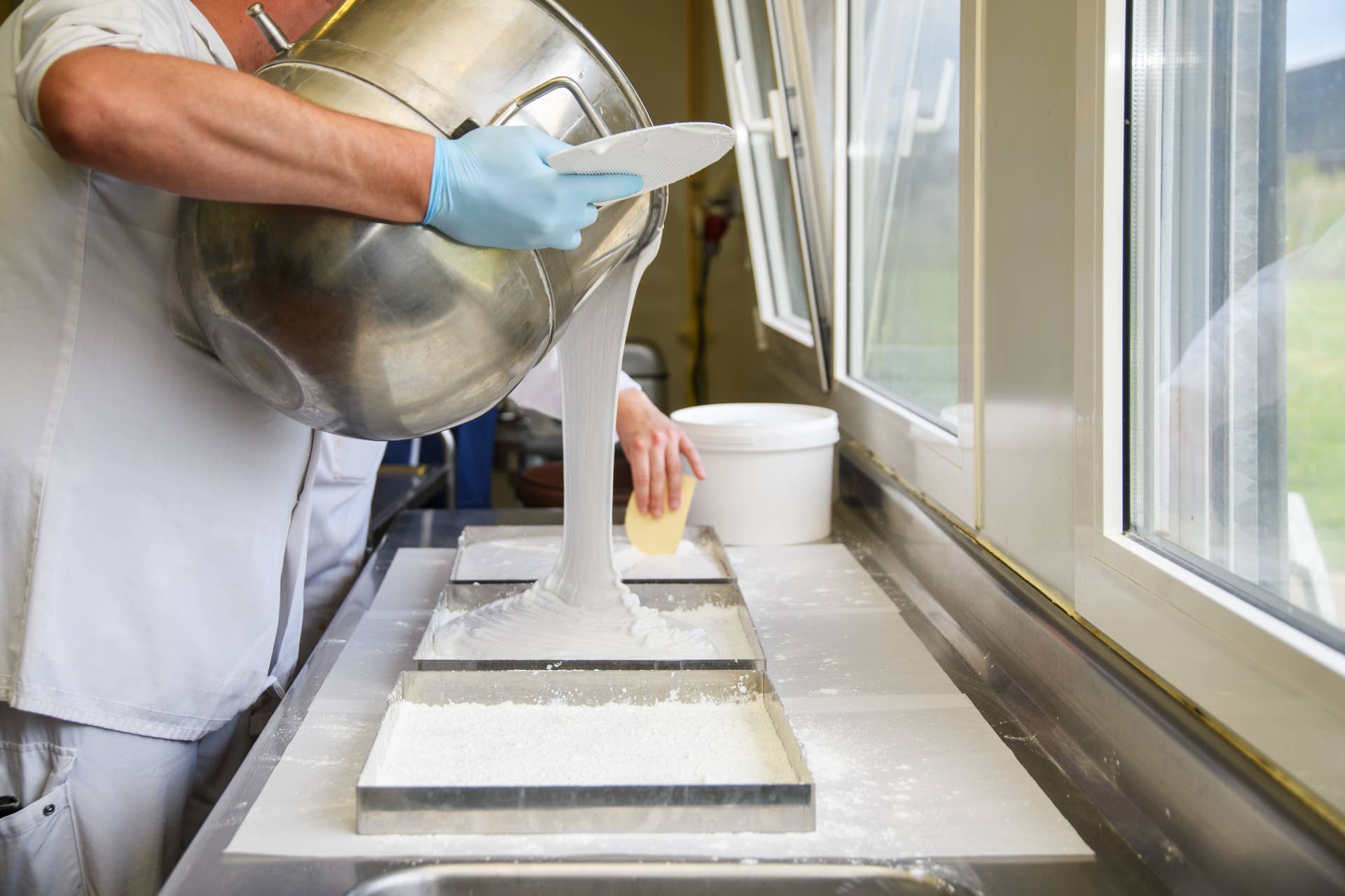 Royale Normande Chocolaterie - Wholesale Chocolate Covered Sweets - MILK CHOCOLATE MARSHMALLOW LOLLIPOP 25g S0064